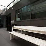 Spacious 2 Bedroom Apartment With Free Parking-00189