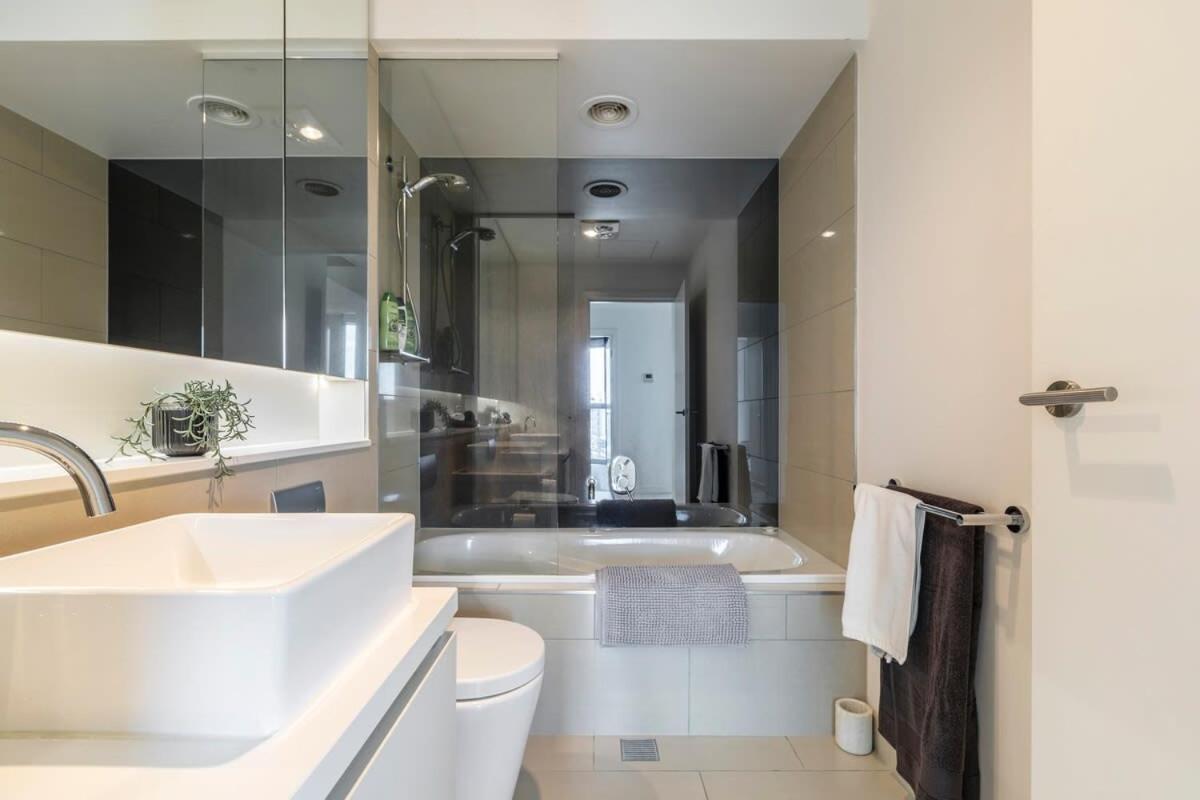 Spacious 2 Bedroom With Free Parking-00189 * Melbourne
