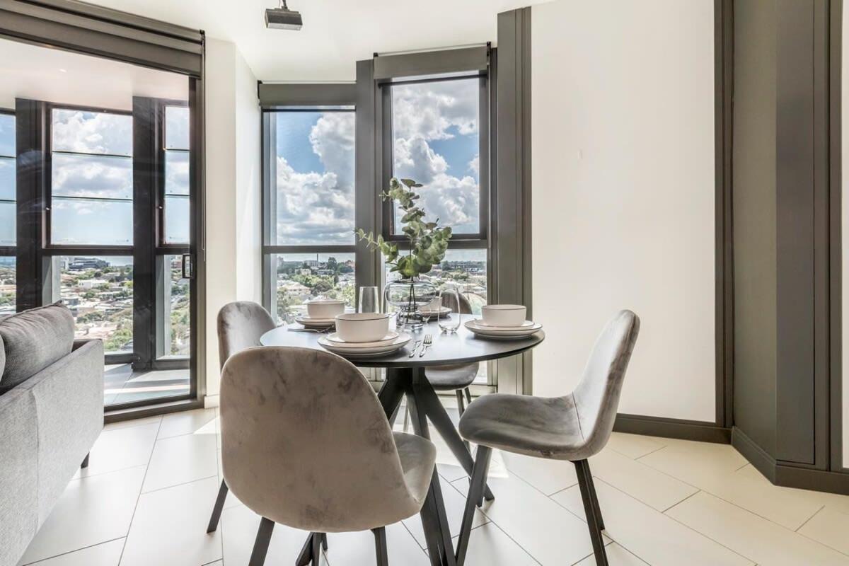 Spacious 2 Bedroom With Free Parking-00189 *